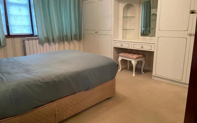 Cheerful 3 bedroom house with off street parking