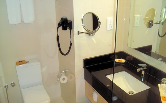 Superior Quadruple room with city view (2 full double beds) (welcome drink) — фото 1