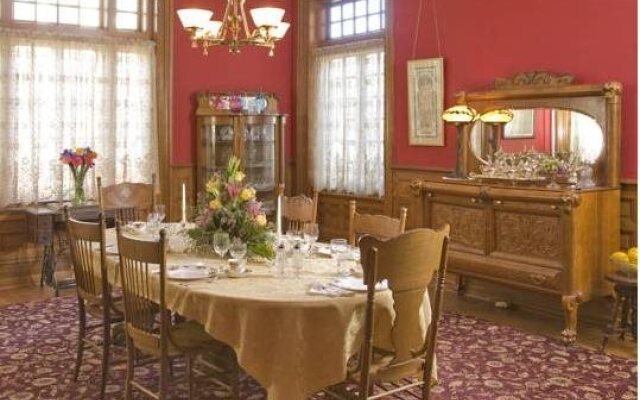 The Carriage House Inn Bed & Breakfast