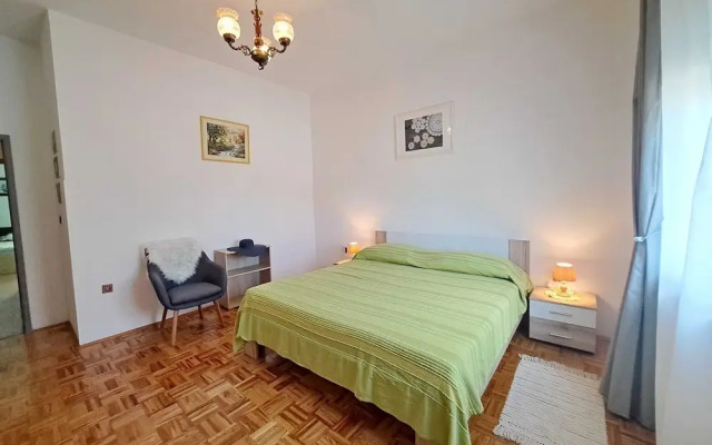 Spacious Urban Retreat Apartment With Terrace