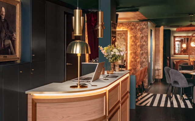 Snob Hotel
