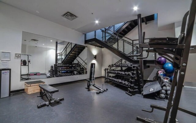 Beautiful 1bd Condo Patio Gym Parking Location