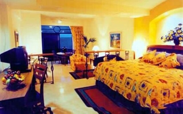 Casa Real Hotel & Suites