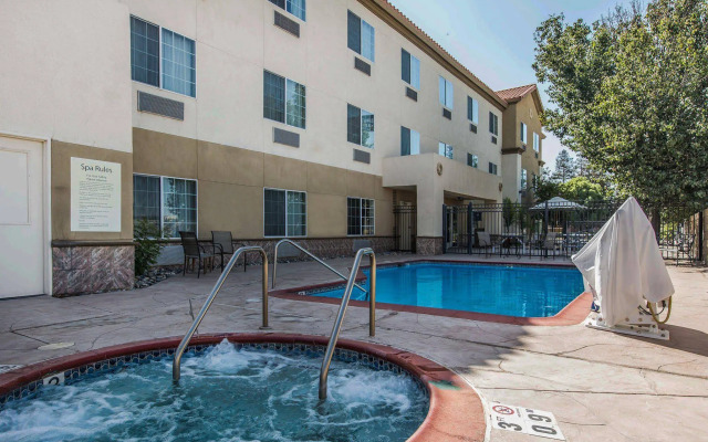Comfort Suites Bakersfield