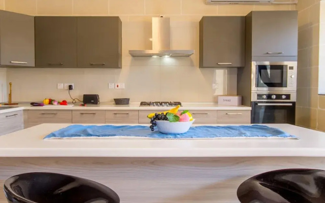 Siku Gozitan House With Pool hot tub