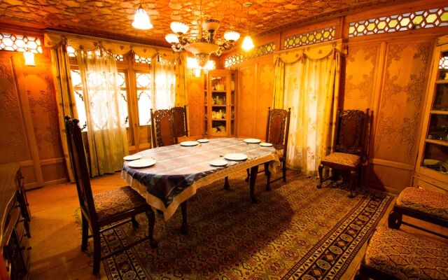 Kharpalace Group of House Boat