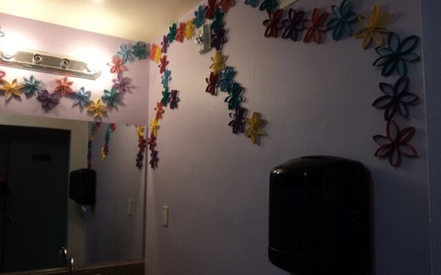 Traveler's Bed & Breakfast Hostel