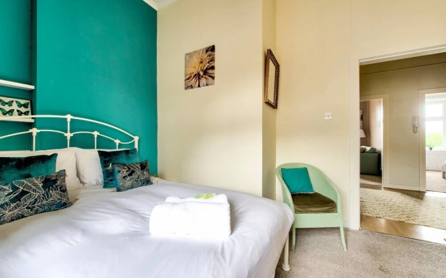 Light 2-bed West End Apt Overlooking Kelvingrove Museum