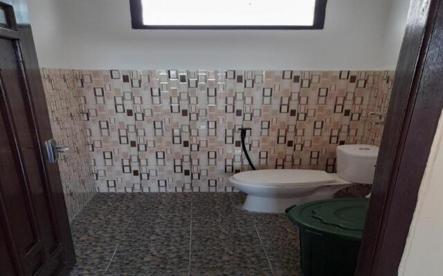 SPOT ON 91616 Kharisma Guest House