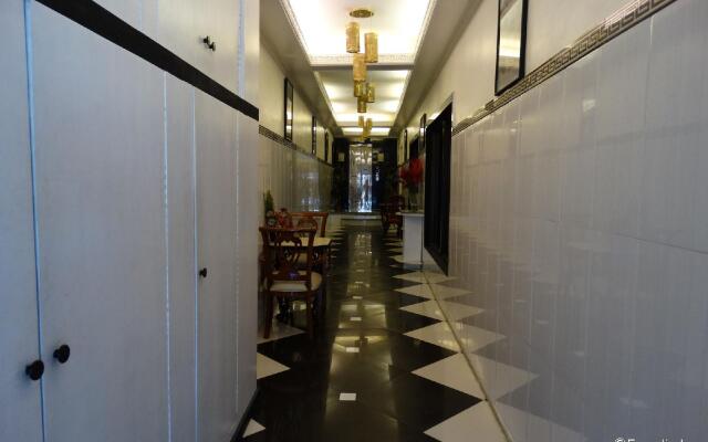 OYO 138 White Palace Hotel