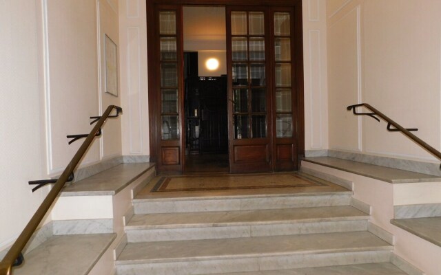 Palais Wilson, T1 standing centre Juan les Pins