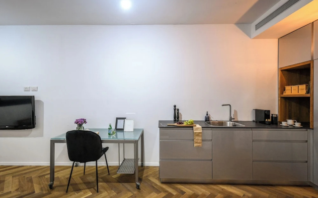 Stylish 3BR Apt with Patio in the City