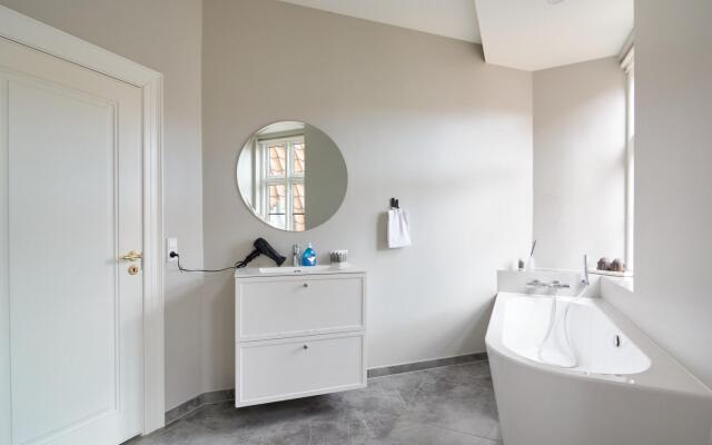 4br, Balcony, Extreme Location and Designer Apt