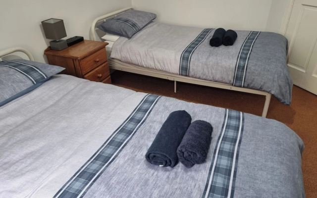 3 Bedrooms - Sleep 7 - Garden - Private Parking