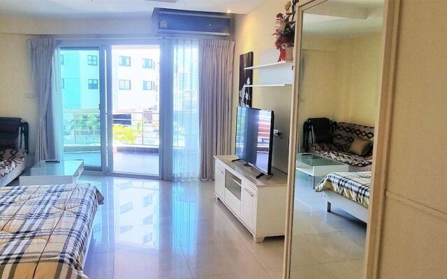 Jomtien Plaza Residence Large Modern Studio Apartment