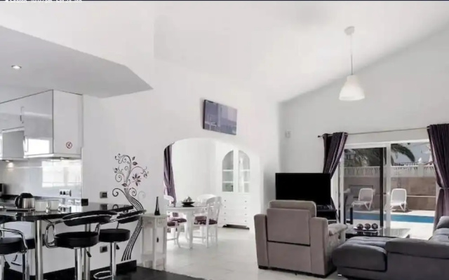 3 Bed Villa - Sleeps 6 - Pool - Hottub- Parking