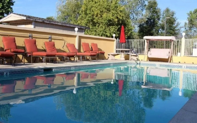 Upper Lake Inn and Suites