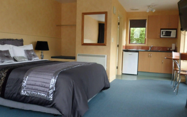 Red Tussock Motel
