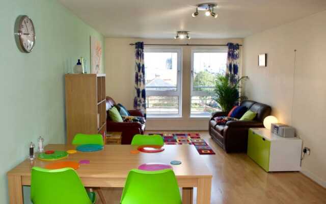 Colourful and Spacious 2 Bedroom Leith Home