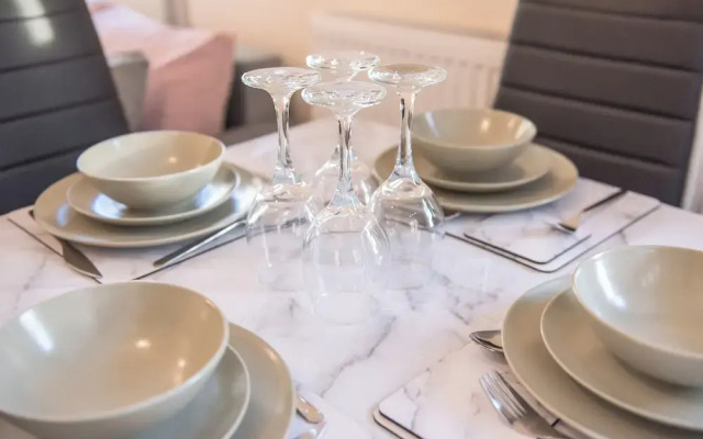 Apt - Sleeps 6 - Pets Ok - Parking