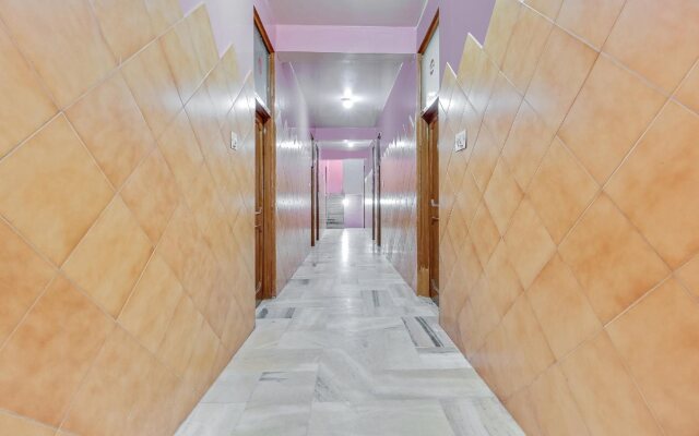 OYO Flagship 46695 Red Tomato Palace Spot On