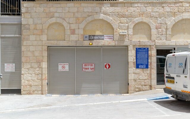 Design & Veranda next to Mahane Yehuda Market by FeelHome