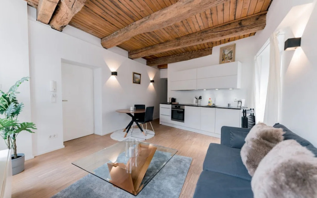 Exquisite 1BR Apt in Old Town w Balcony