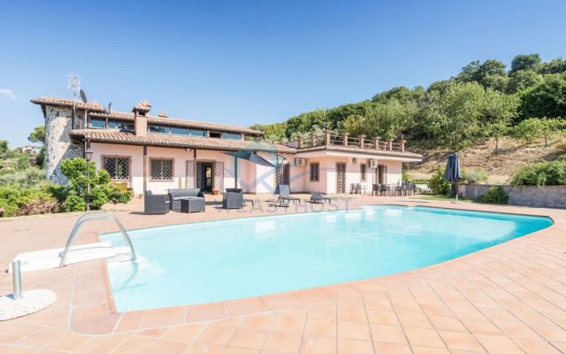 New Refined Villa Rayskaya In Monte Compatri