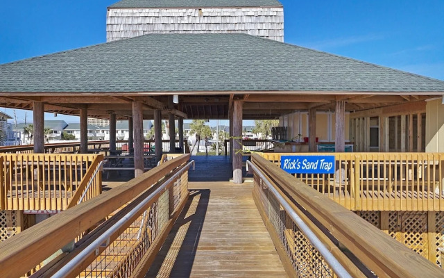 8226 is an upstairs pet friendly studio located in Sandpiper Cove by RedAwning