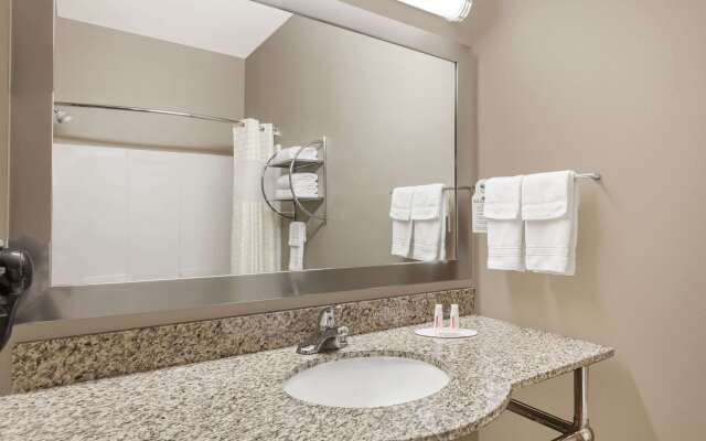 Days Inn & Suites by Wyndham Marquez