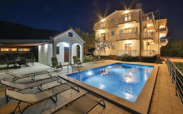 Nice Home in Kastel Luksic With Wifi and 3 Bedrooms