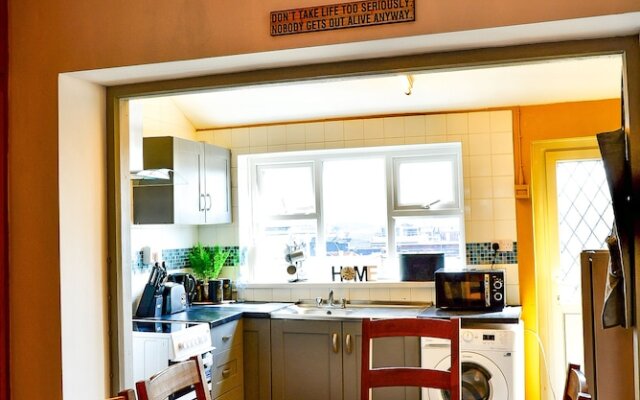 Captivating 3-bed House in Swansea Town Center