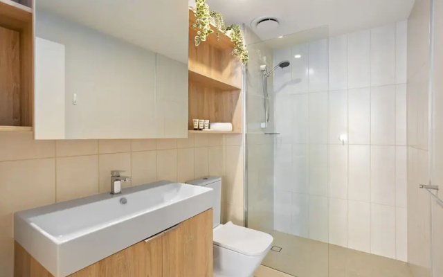 Cosy 1-bed With River Views, Pool, Gym & BBQ