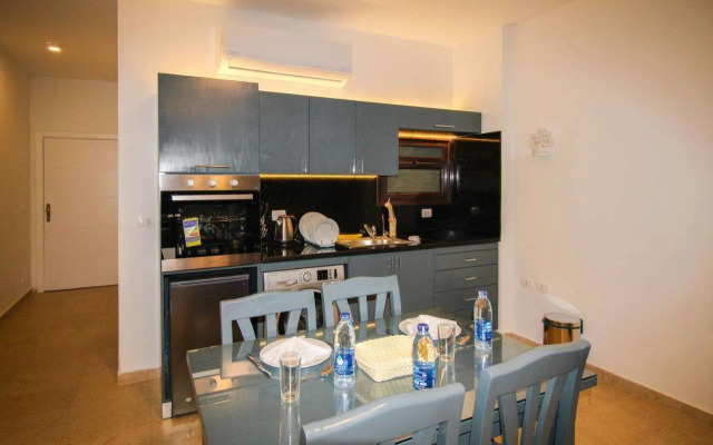 Beautiful studio with sea view and pool view