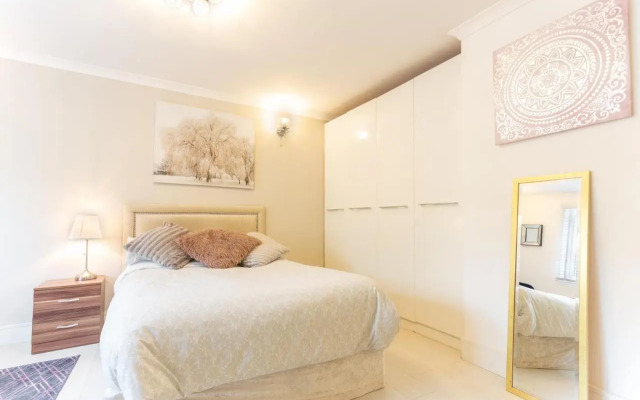 Modern apartment close to central London (zone 2)