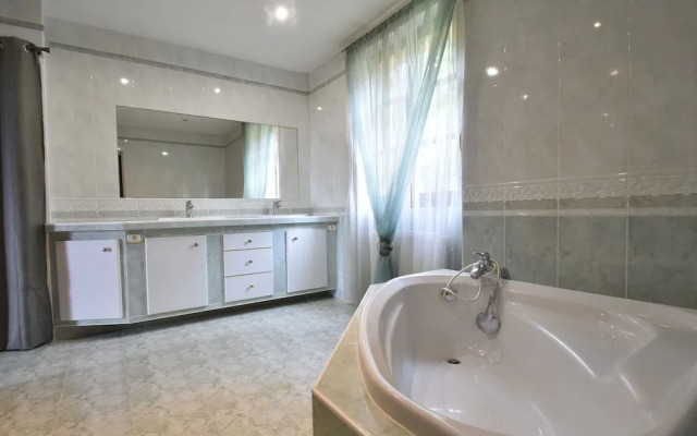 Luxurious Holiday Home in Domme with Swimming Pool