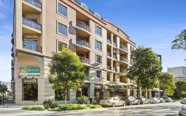 Stylish 2-bed Camperdown Apartment With Balcony