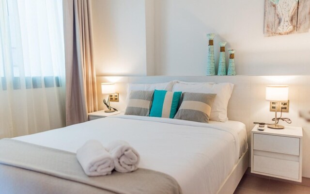 Beautiful apt Best Location Terrace With Pool Access