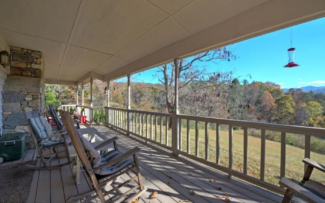 Lilly's Mountain Getaway - 4 Br Home