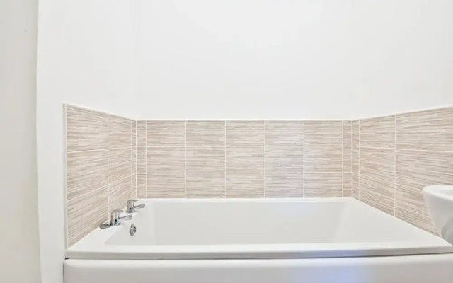 2 Bed Flat with Parking Near Waterfront