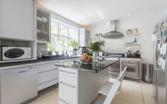 Fashionable Family home in Southfields