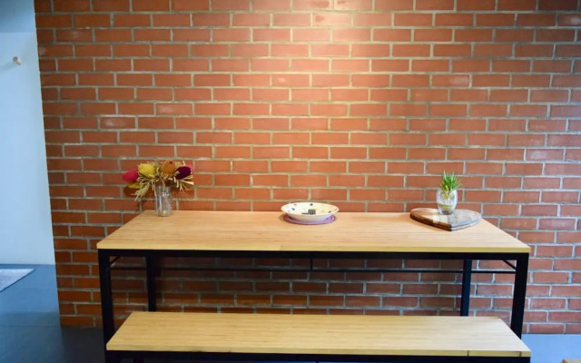 Trendy Home In Secure Complex With Mountain Views