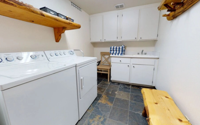 Timbers 15 Private Hot Tub, 2 Car Garage, Washer Dryer, Large Townhouse by RedAwning