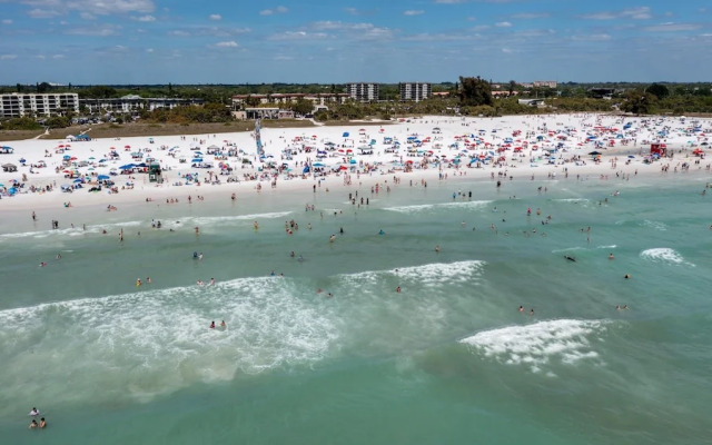 Beach Way Getaway 2 Bedroom Condo by RedAwning