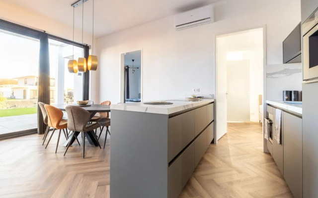 Cozy Villa With Lakeside Views