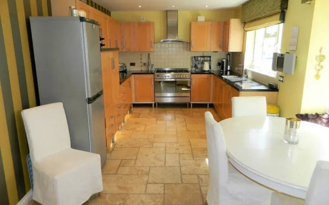 Period Home - Charming Features - 1 Mile From Hoe