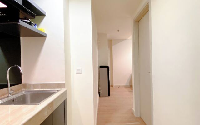 Comfort 2Br With Work Space At Meikarta Apartment