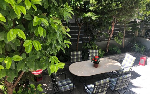 Garden Apartment next to the Mall -Private Parking