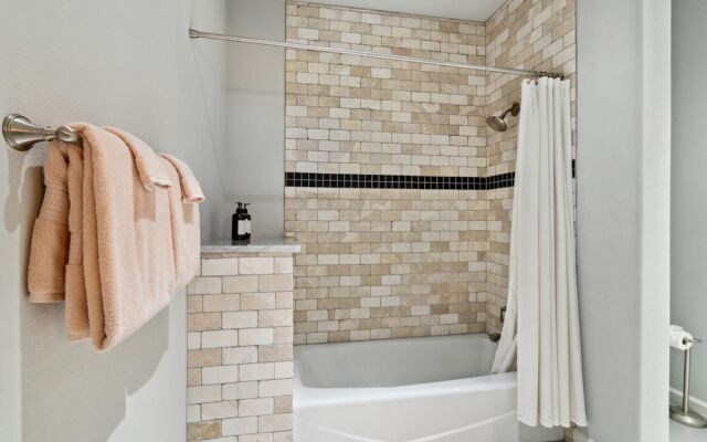 Hollys Parkside Haven- Guest House Included