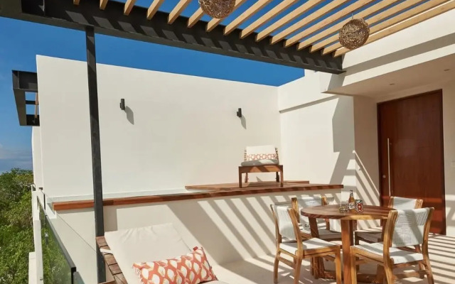 Romantic Penthouse Studio Get Away With Private Splash Pool- PENT HOUSE 3 B- By Salt-Kisses
